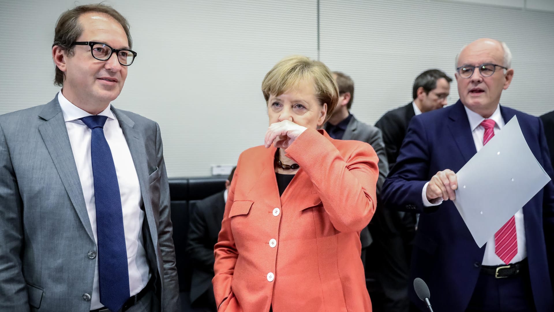 Sichtbare Enttäuschung: CSU-Landesgruppenchef Alexander Dobrindt, Kanzlerin Angela Merkel und Unions-Fraktionschef Volker Kauder am Tag nach dem Abbruch der Jamaika-Sondierungen. Sichtbare Enttäuschung: CSU-Landesgruppenchef Alexander Dobrindt, Kanzlerin Angela Merkel und Unions-Fraktionschef Volker Kauder am Tag nach dem Abbruch der Jamaika-Sondierungen.