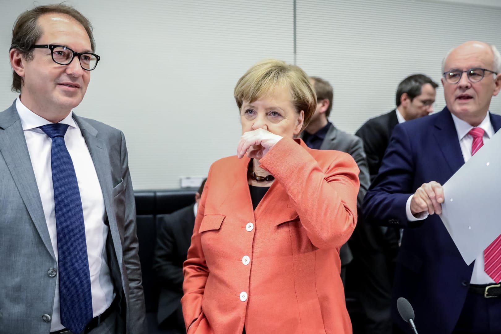 Sichtbare Enttäuschung: CSU-Landesgruppenchef Alexander Dobrindt, Kanzlerin Angela Merkel und Unions-Fraktionschef Volker Kauder am Tag nach dem Abbruch der Jamaika-Sondierungen.