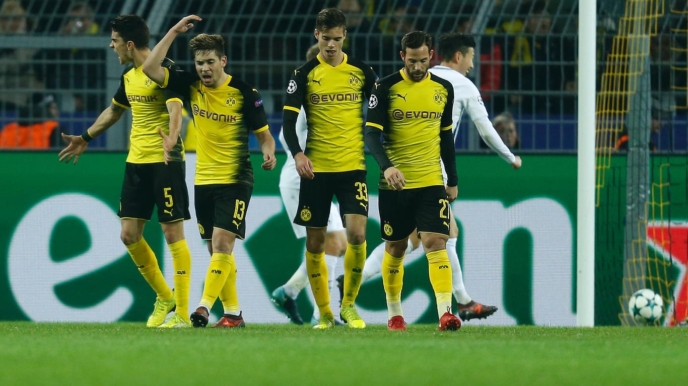 Geknickt: Die Dortmunder im Spiel gegen Tottenham.