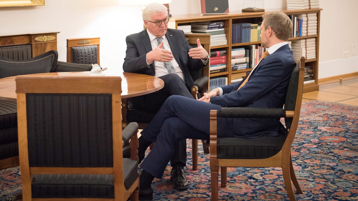 Frank-Walter Steinmeier und der FDP-Vorsitzende Christian Lindner unterhalten sich in Schloss Bellevue: Der Bundespräsident versucht, mit Gesprächen Neuwahlen zu verhindern. Frank-Walter Steinmeier und der FDP-Vorsitzende Christian Lindner unterhalten sich in Schloss Bellevue: Der Bundespräsident versucht, mit Gesprächen Neuwahlen zu verhindern.