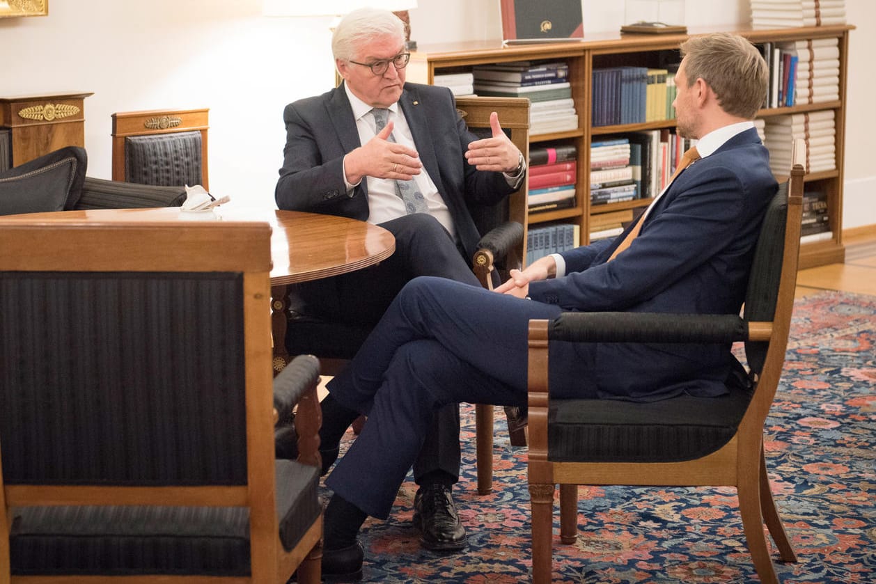 Frank-Walter Steinmeier und der FDP-Vorsitzende Christian Lindner unterhalten sich in Schloss Bellevue: Der Bundespräsident versucht, mit Gesprächen Neuwahlen zu verhindern.