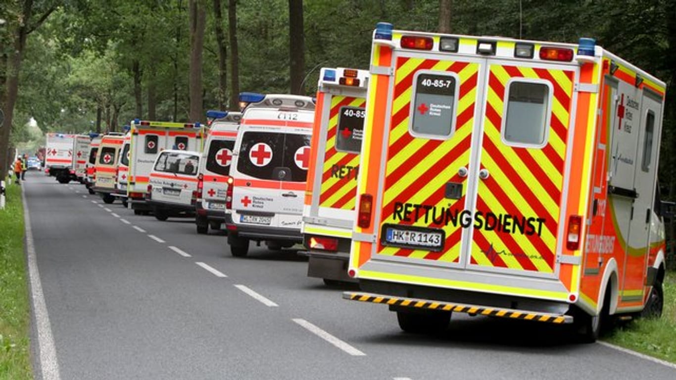 September 2015: Zahlreiche Rettungswagen und Notärzte sind in Handeloh in Niedersachsen im Einsatz.