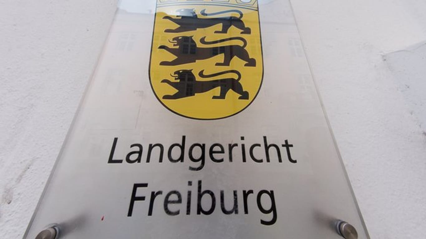 Das Außenschild des Landgerichts in Freiburg.