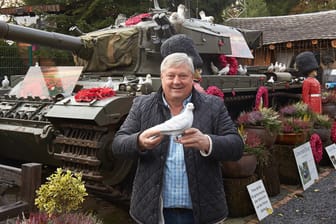 Zum Leidwesen seiner Nachbarn: Der Brite Gary Blackburn ist Besitzer eines Centurion-Kampfpanzers und präsentiert diesen stolz in seinem Vorgarten.