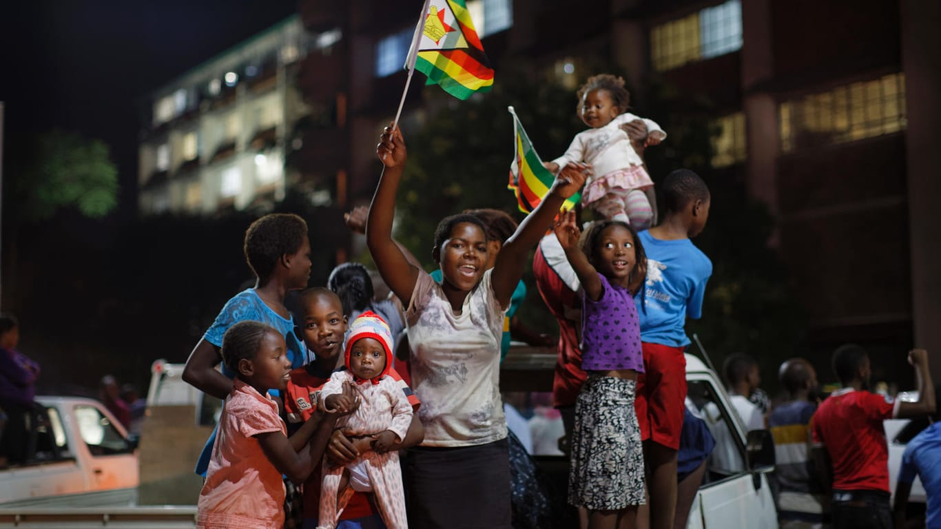 Simbabwer feierten ausgelassen in der Nacht den Rücktritt Mugabes.