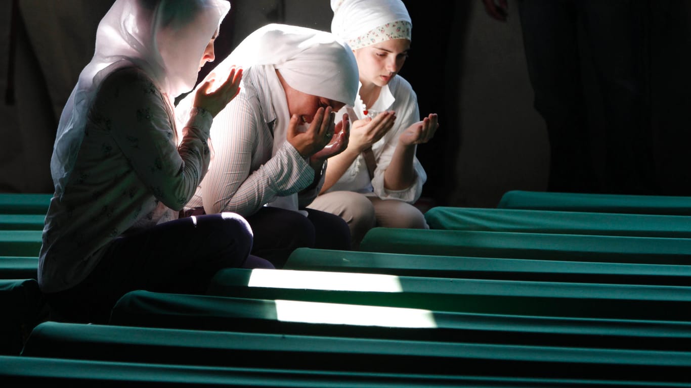 Hinterbliebene betrauern die Opfer des Massakers von Srebrenica