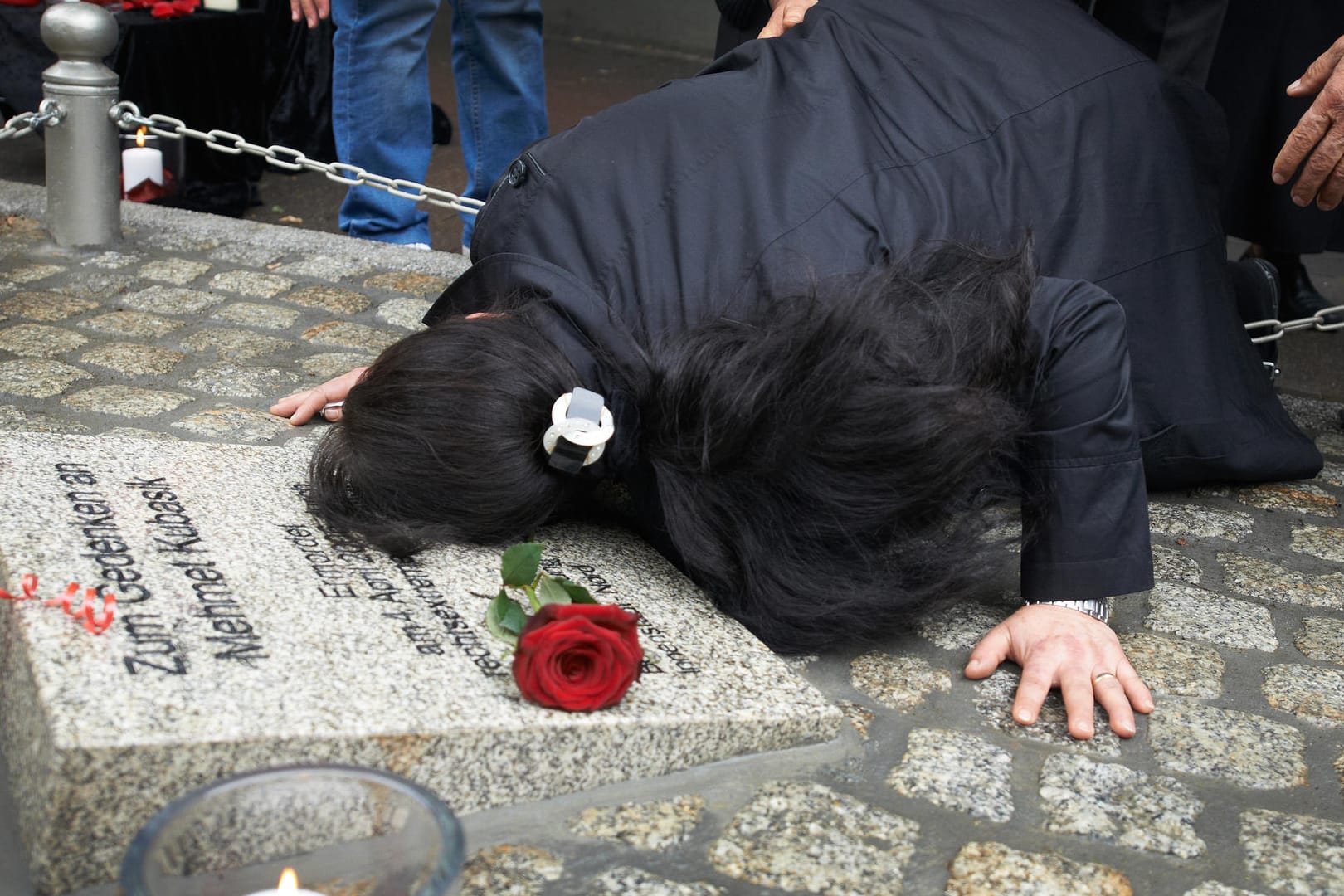 Die Witwe des 2006 von der rechtsextremen Terrorzelle NSU ermordeten Mehmet Kubasik liegt weinend auf einem Gedenkstein für ihren Ehemann.