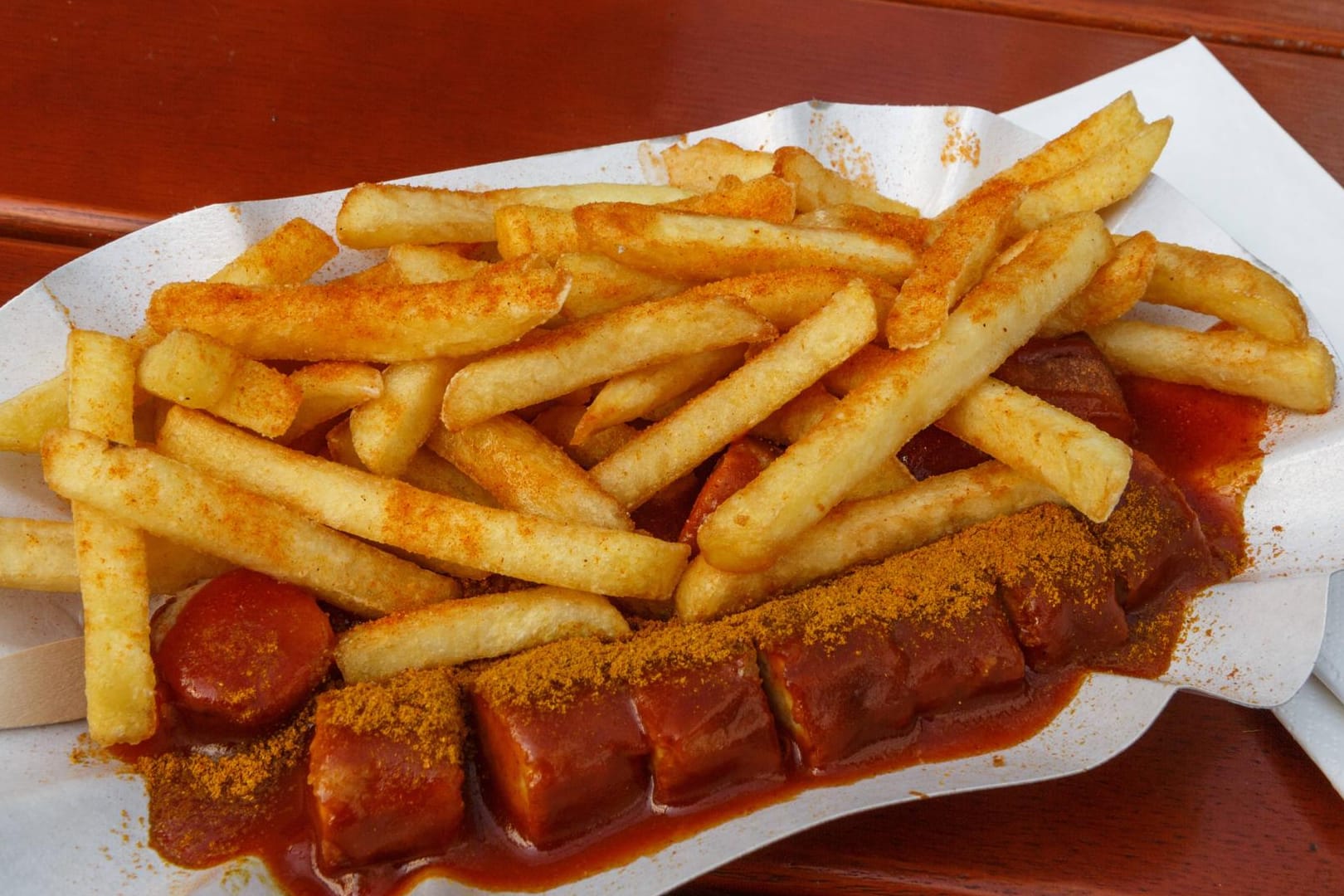 Currywurst und Pommes Frites