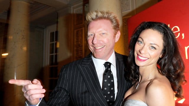 Boris Becker und seine Frau Lilly lächeln in die Kamera.