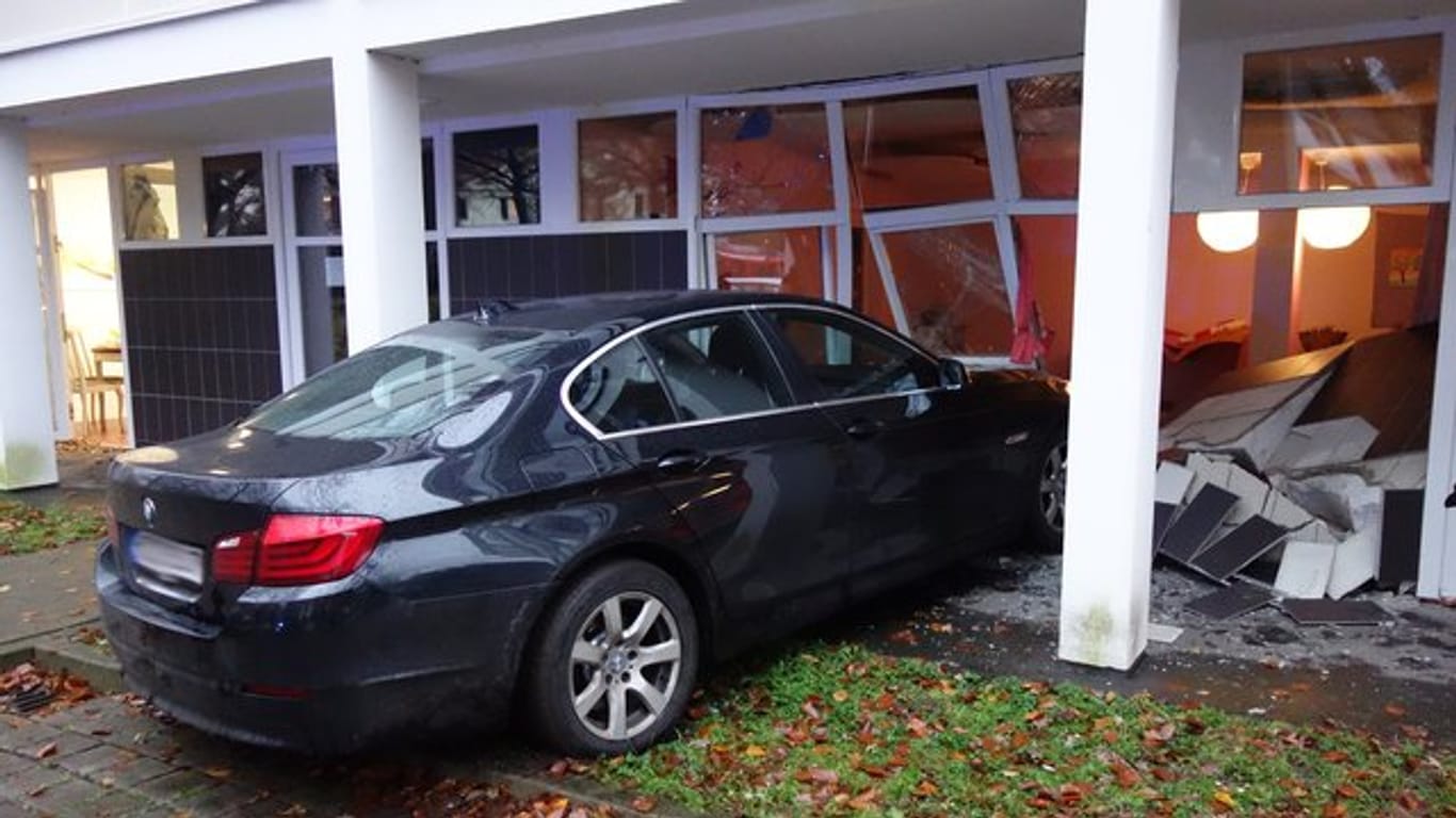 Ein Auto landet in Bremen in der zerstörten Fensterfront einer Kindertagesstätte.