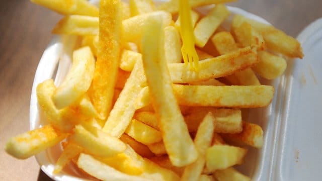 Eine Portion Pommes Frites. (Symbolfoto): Eine Stuttgarter Imbiss-Institution muss bald einem Investor weichen.