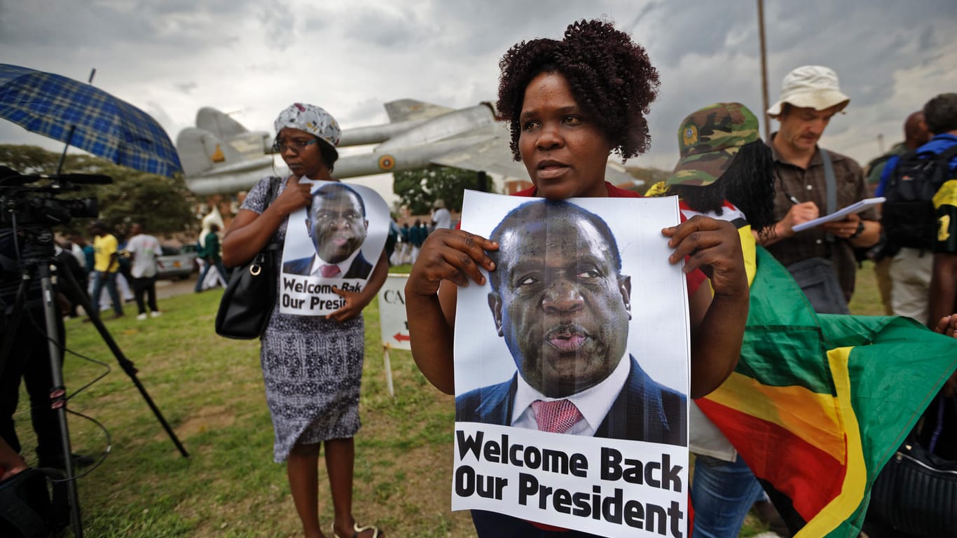 Unterstützerinnen von Emmerson Mnangagwa halten Plakate mit seinem Konterfei und heißen den zukünftigen Präsidenten willkommen.