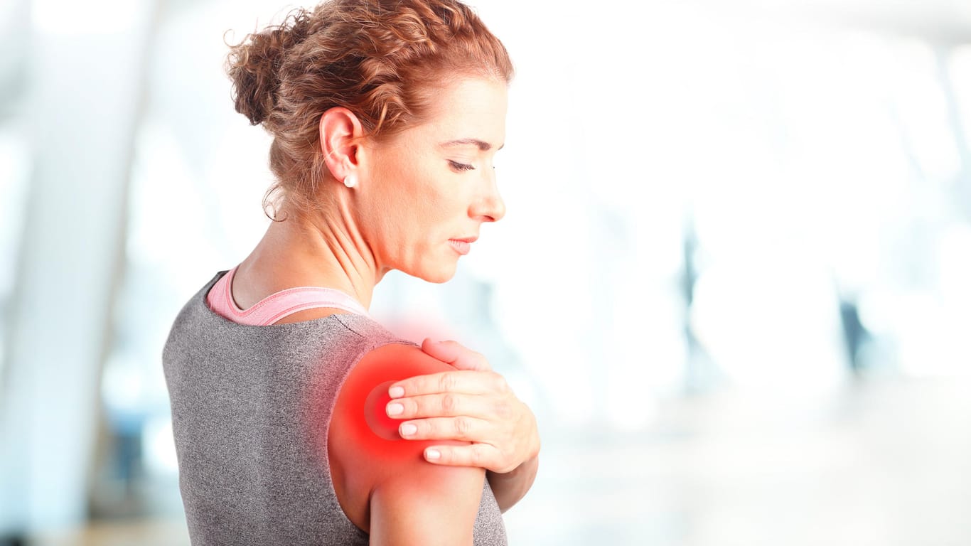 Bei Schmerzen in der Schulter werden mache Patienten operiert. Eine Studie zeigt jedoch, dass dies zur Minderung der Schmerzen nicht unbedingt nötig ist.