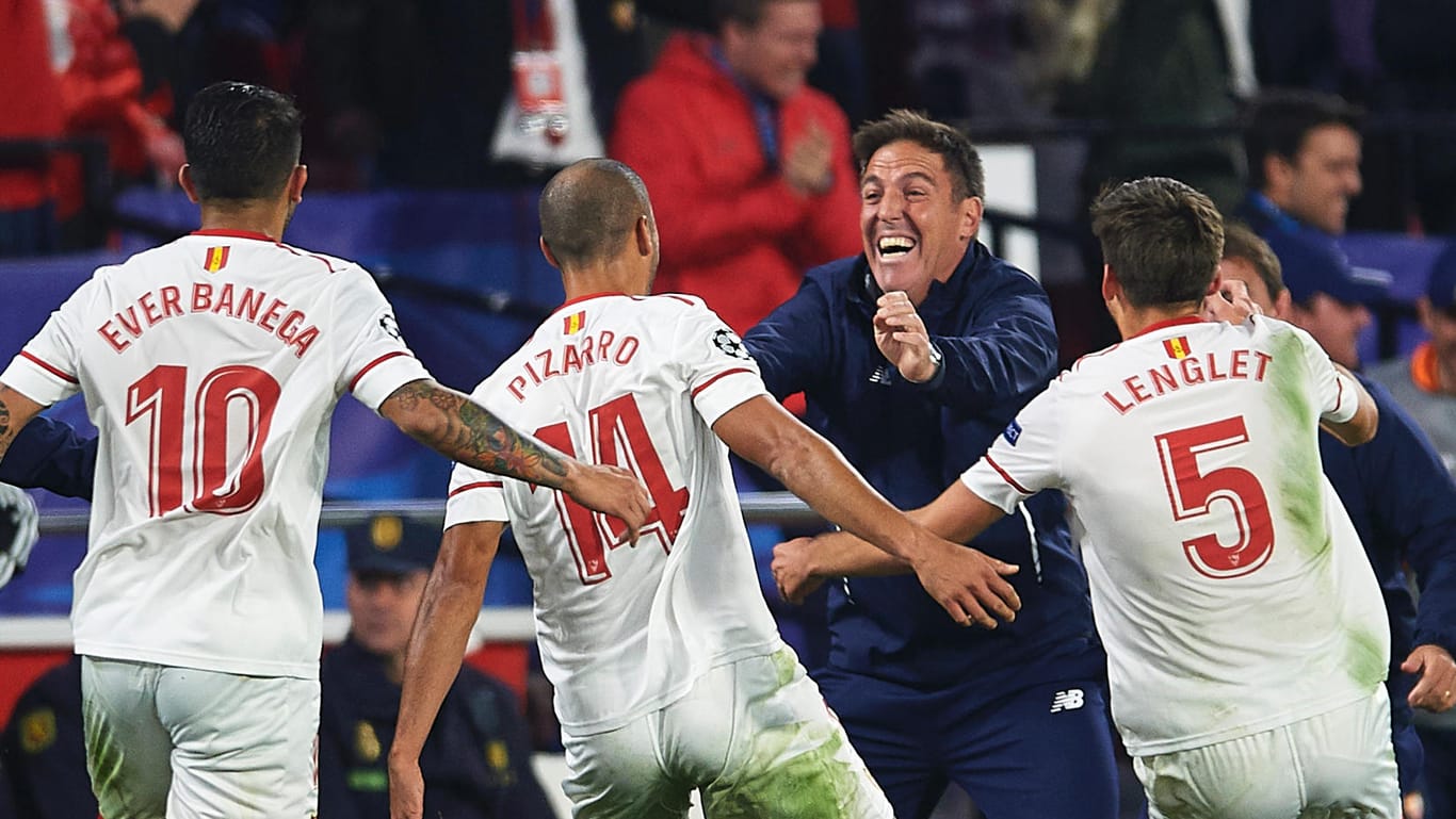 Sevillas Torschütze Guido Pizarro feiert mit seinem Trainer Eduardo Berizzo den 3:3-Ausgleich gegen Liverpool.