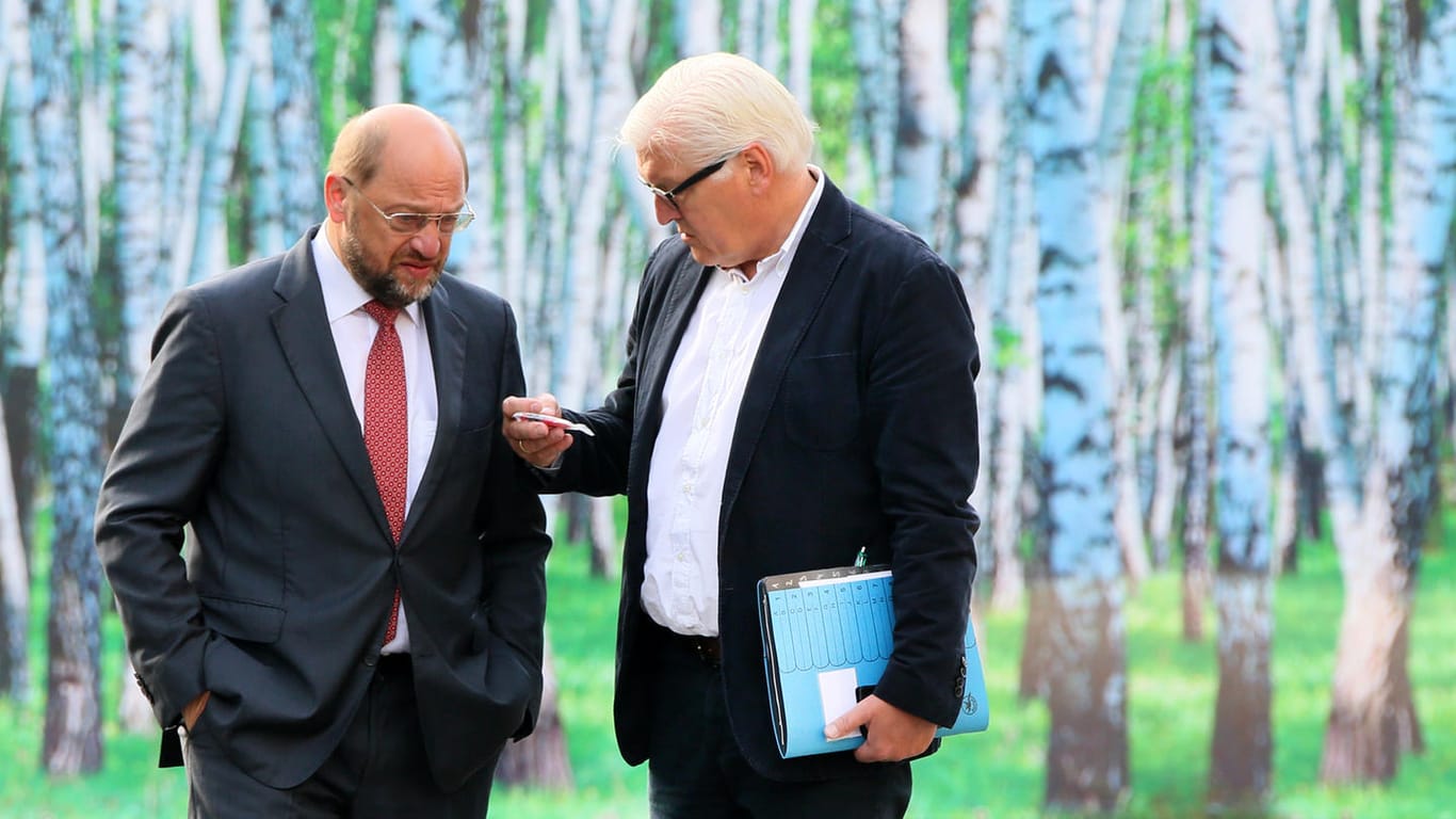 Die Parteifreunde Steinmeier und Schulz im Jahr 2014: Morgen treffen sich der heutige SPD-Chef Schulz und der heutige Bundespräsident Steinmeier zu einem Gespräch über eine mögliche Regierungsbildung.