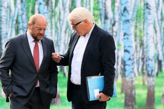 Die Parteifreunde Steinmeier und Schulz im Jahr 2014: Morgen treffen sich der heutige SPD-Chef Schulz und der heutige Bundespräsident Steinmeier zu einem Gespräch über eine mögliche Regierungsbildung.