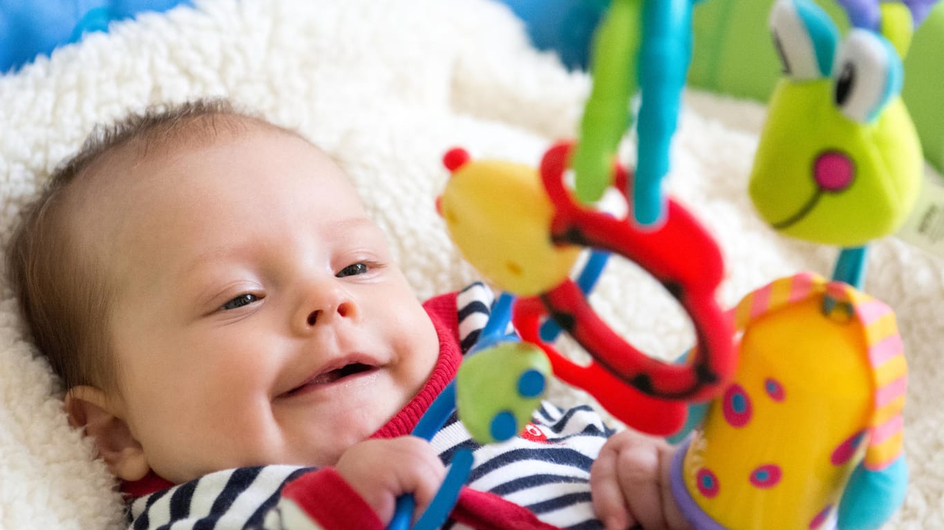 Die Stiftung Warentest hat Spielzeug für Babys genauer unter die Lupe genommen: Vier sind "mangelhaft".