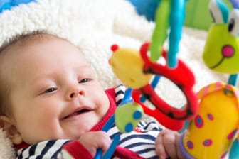 Die Stiftung Warentest hat Spielzeug für Babys genauer unter die Lupe genommen: Vier sind "mangelhaft".