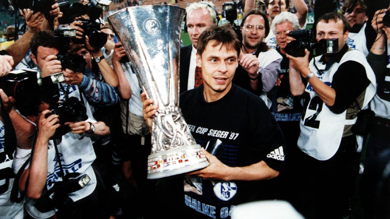 Ein stolzer Olaf Thon nach dem Schalker Gewinn des UEFA-Pokals 1997.