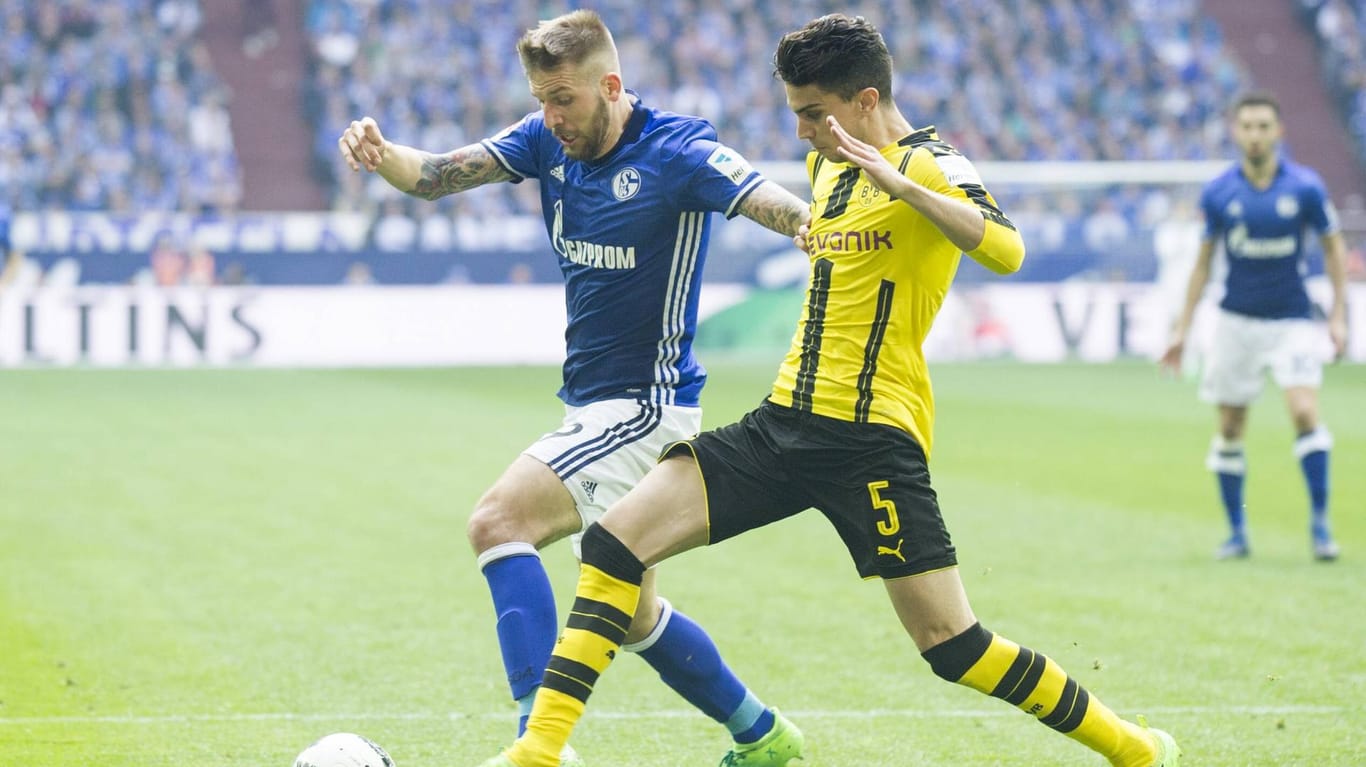 Das letzte Revierderby endete 1:1. Hier Schalkes Guido Burgstaller (l.) im Duell mit Marc Bartra.