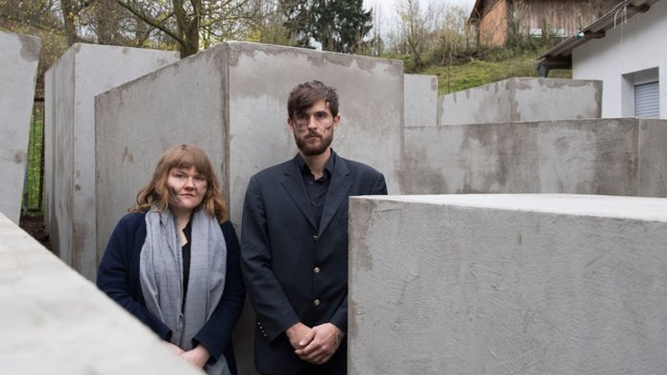 In Anlehnung an Höckes "Dresdner Rede", in der er das Holocaust-Mahnmal als "Denkmal der Schande" bezeichnet hatte, haben Aktivisten 24 Betonstelen in der Nähe von Höckes Haus aufgestellt.
