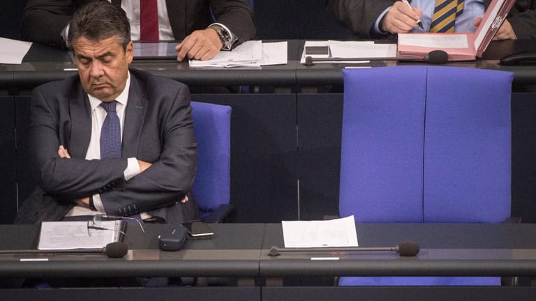 Wenigstens ein Politiker findet ein wenig Ruhe: Außenminister Sigmar Gabriel (SPD) schließt bei der Plenarsitzung des Deutschen Bundestages die Augen.