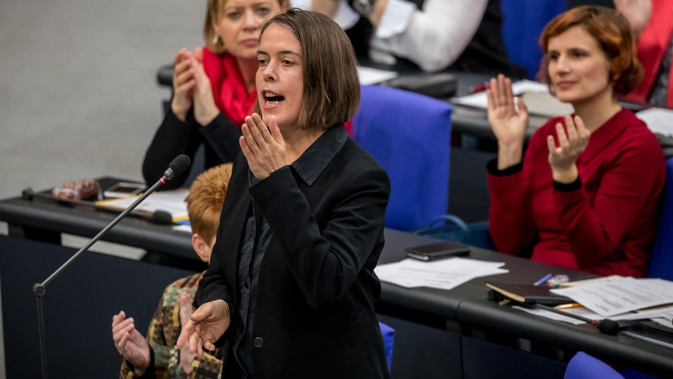 Christine Buchholz (Linke) antwortet im Bundestag in Berlin bei einer Kurzintervention zu ihrem Redebeitrag: Zuvor hatte sie der AfD vorgeworfen, eine rassistische Partei zu sein.