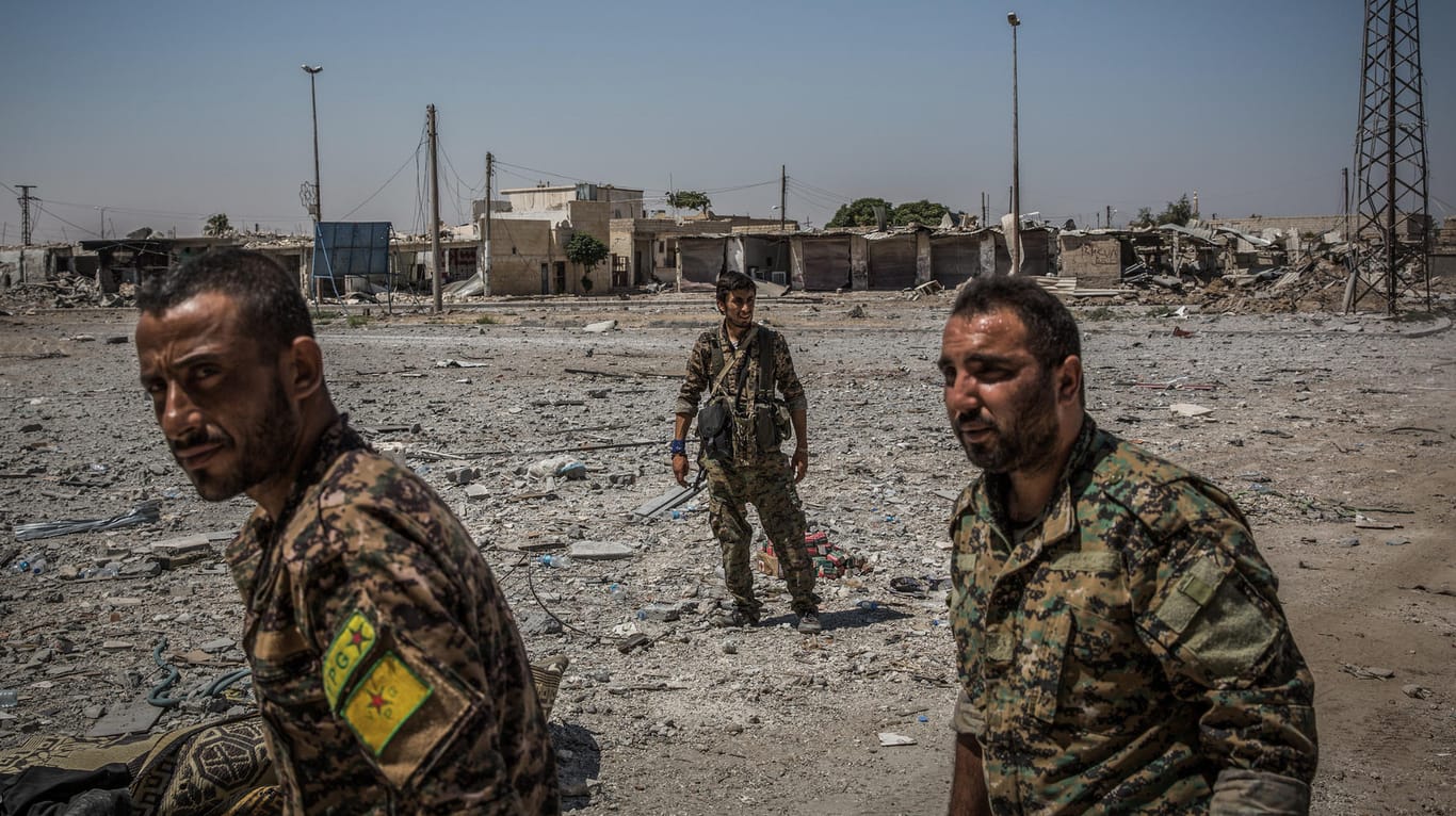 Soldaten der Syrischen Demokratischen Kräfte: Die von Kurden dominierten Streitkräfte bekämpfen den Islamischen Staat – sie sind allerdings nur einer unter vielen Akteuren im Land.