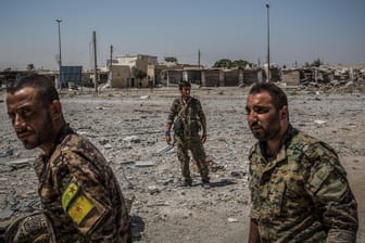 Soldaten der Syrischen Demokratischen Kräfte: Die von Kurden dominierten Streitkräfte bekämpfen den Islamischen Staat – sie sind allerdings nur einer unter vielen Akteuren im Land.