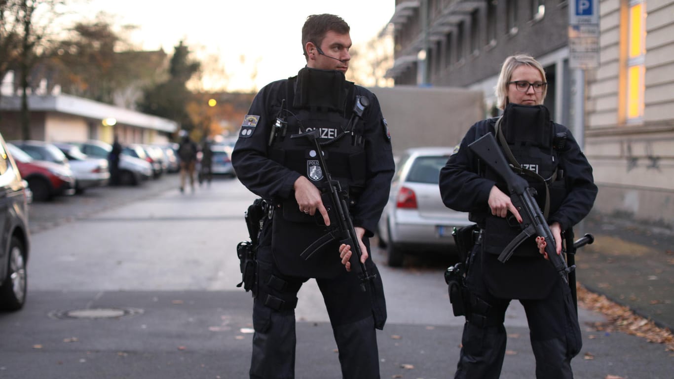 Schwer bewaffnet: Polizeikräfte sperren eine Straße vor der Berufsschule in Duisburg ab.