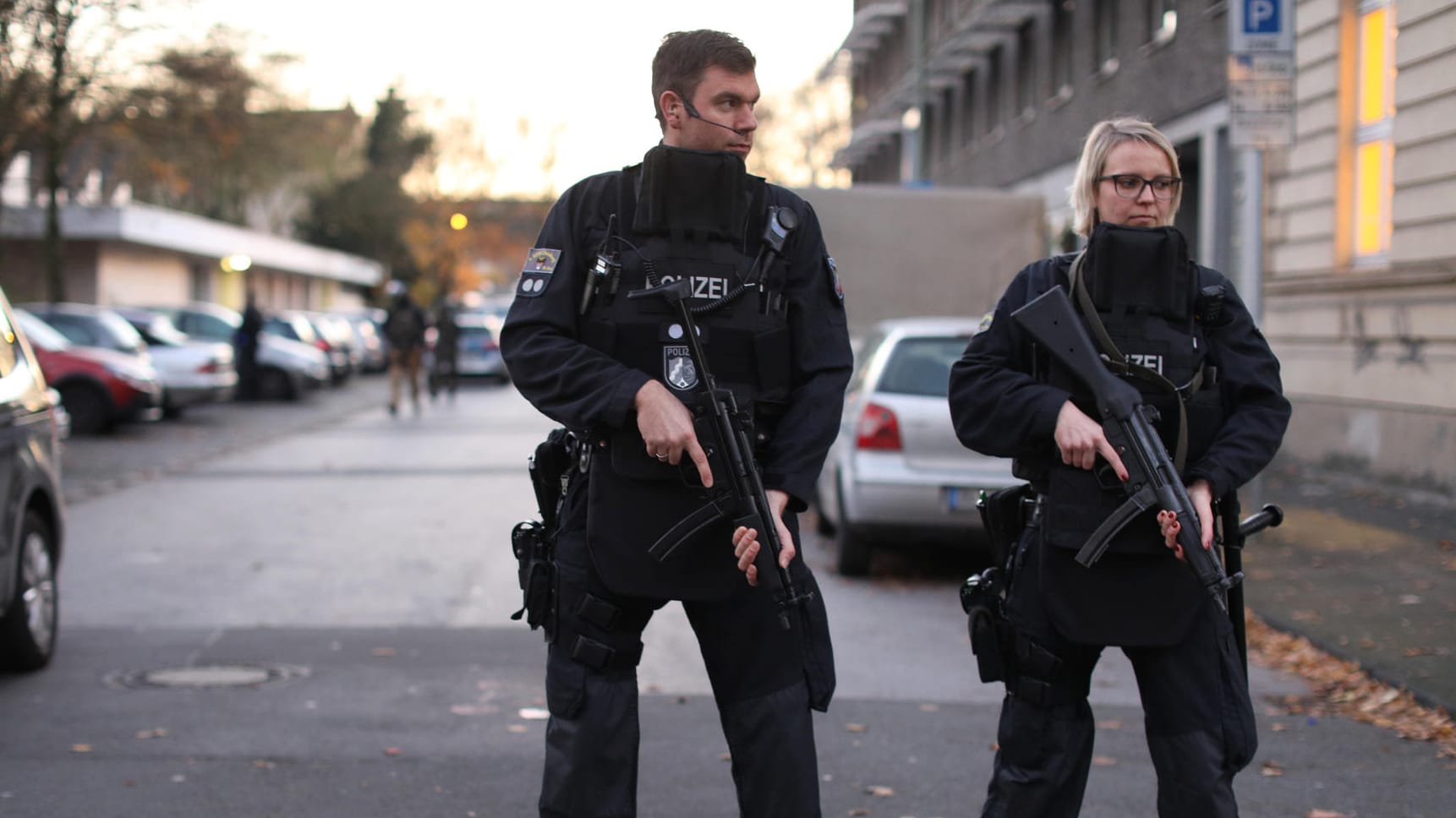 Schwer bewaffnet: Polizeikräfte sperren eine Straße vor der Berufsschule in Duisburg ab. Schwer bewaffnet: Polizeikräfte sperren eine Straße vor der Berufsschule in Duisburg ab.