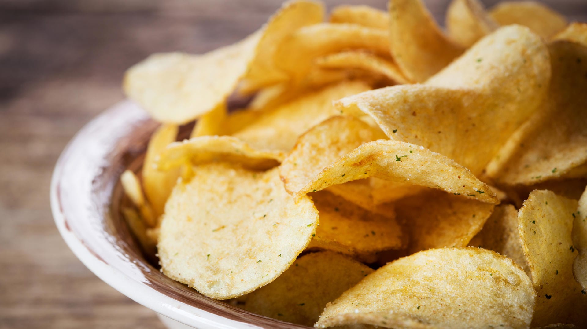 Rückruf bei Alnatura: In bestimmten Sorten Kartoffelchips können sich Holzsplitter befinden.