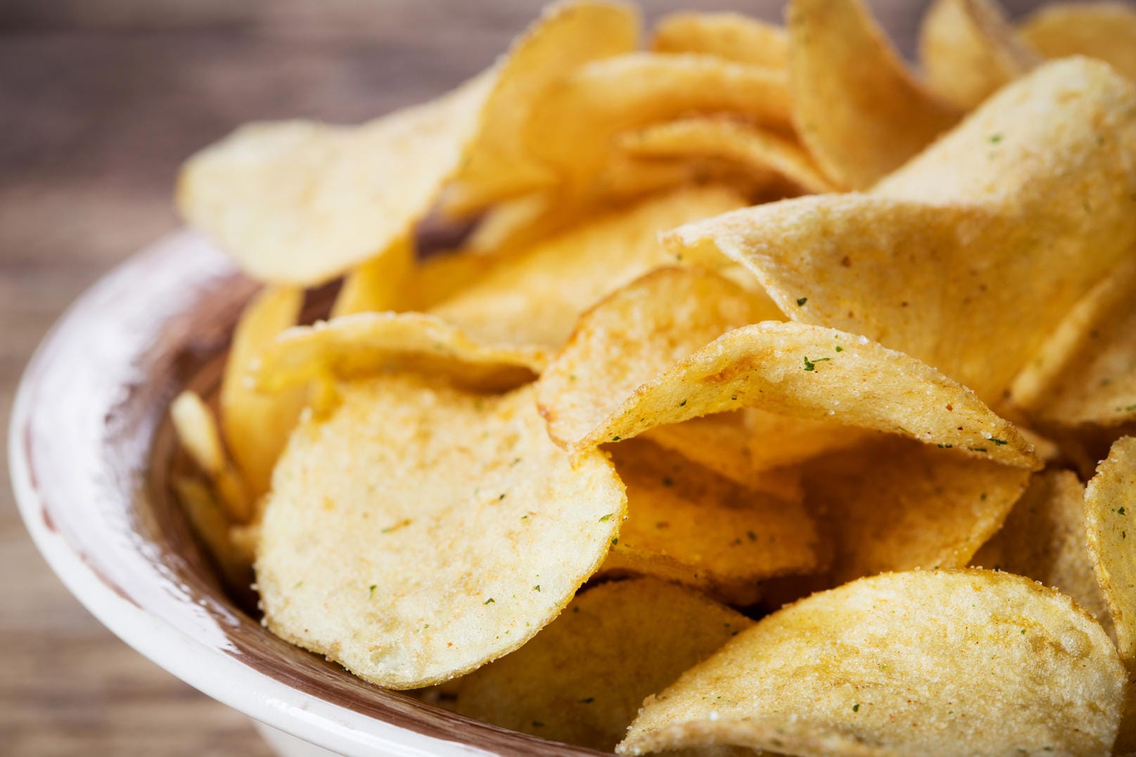 Rückruf bei Alnatura: In bestimmten Sorten Kartoffelchips können sich Holzsplitter befinden.