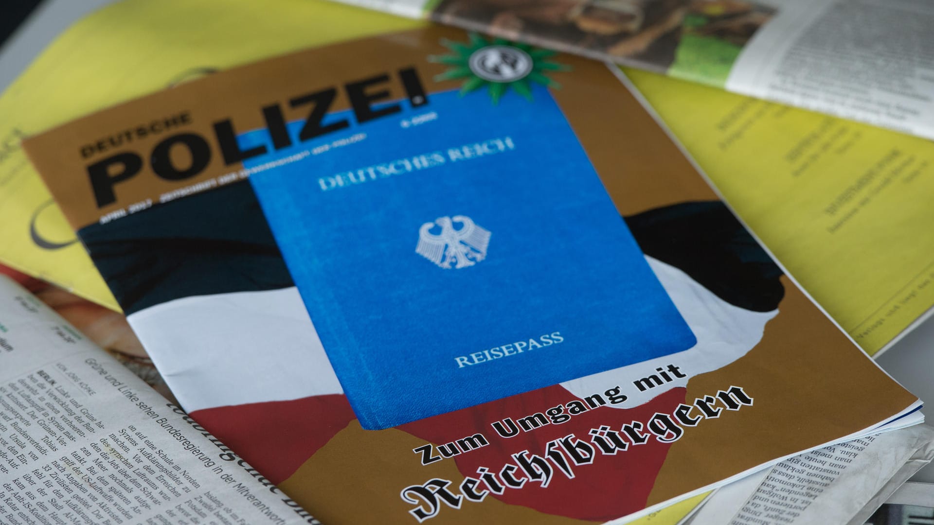 Aufklärungsbroschüre der Gewerkschaft der Polizei: Reichsbürger greifen immer wieder Behördenvertreter an. Aufklärungsbroschüre der Gewerkschaft der Polizei: Reichsbürger greifen immer wieder Behördenvertreter an.