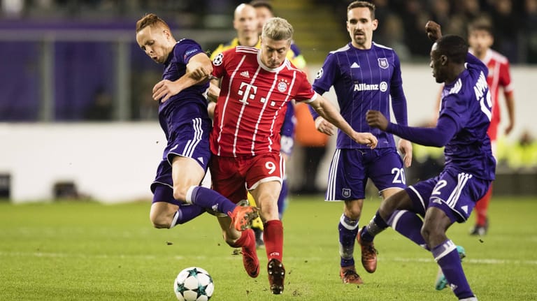 Starker Auftritt: Bayerns Robert Lewandowski (m.) gegen die komplette Anderlecht-Abwehr.