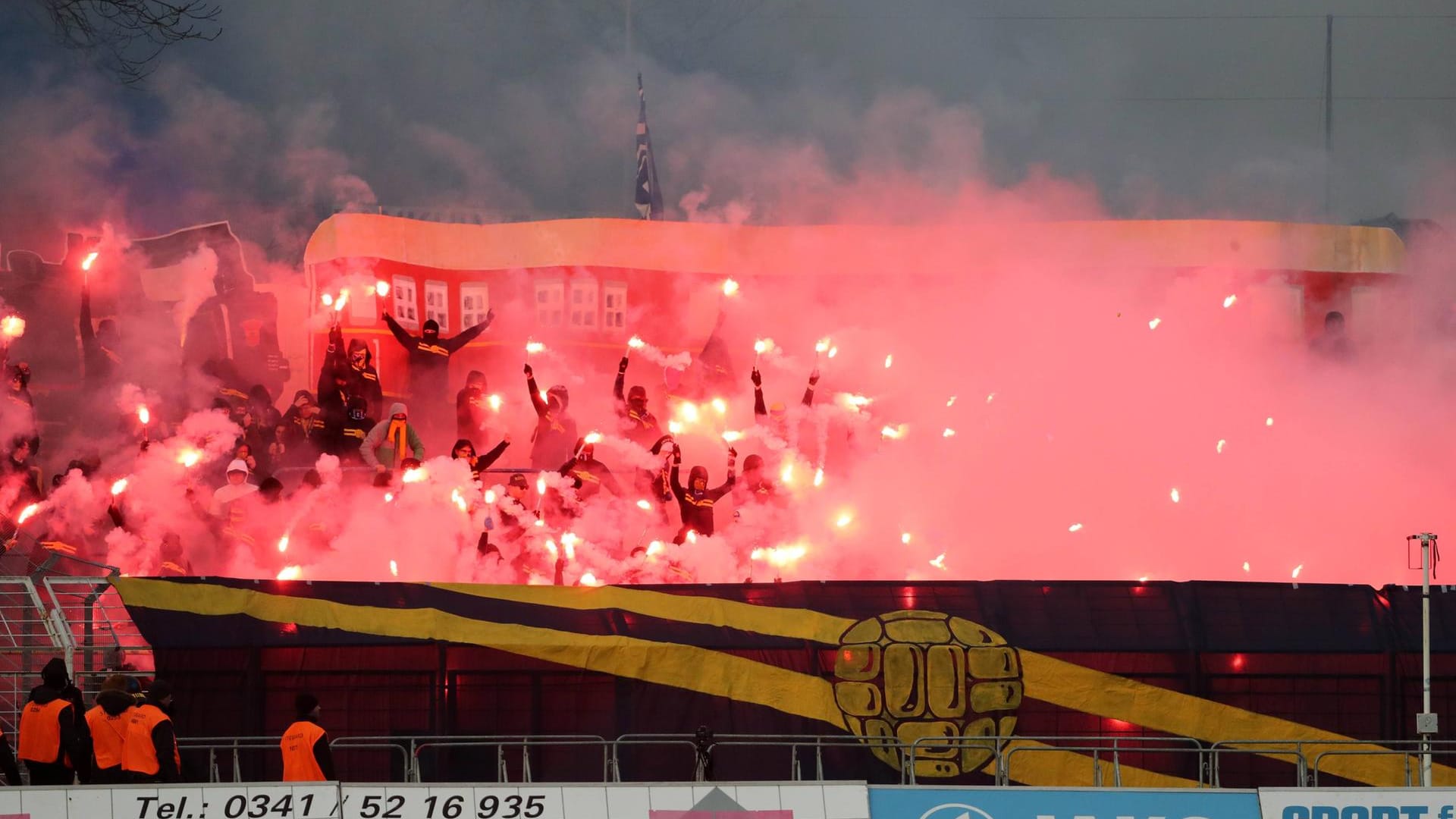 Sorgen immer wieder für Zündstoff (Archivbild): Fans von Lok Leipzig zünden Pyrotechnik.