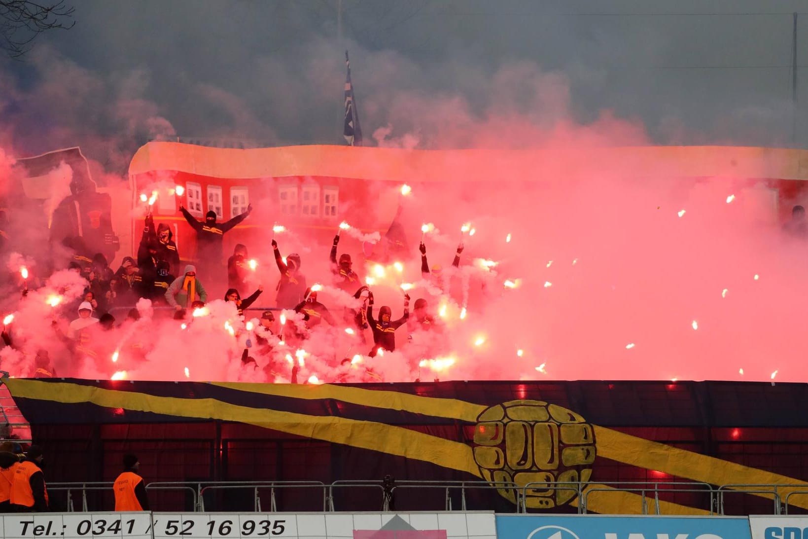 Sorgen immer wieder für Zündstoff (Archivbild): Fans von Lok Leipzig zünden Pyrotechnik.