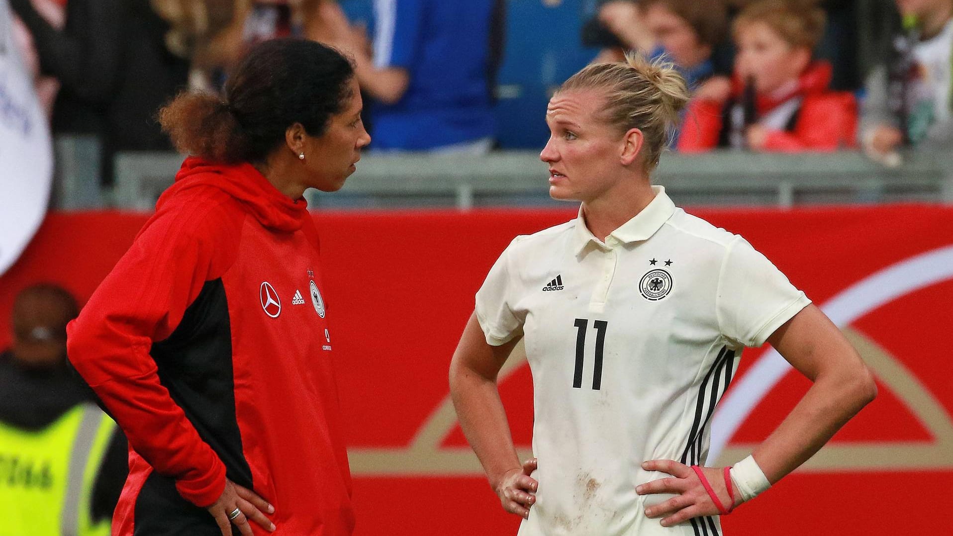 Steffi Jones (l.) und Alexandra Popp nach der 2:3-Niederlage der DFB-Frauen gegen Island.