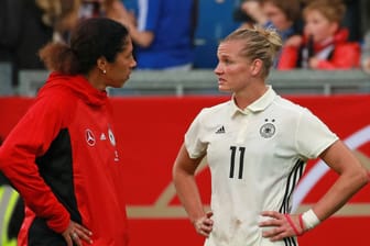 Steffi Jones (l.) und Alexandra Popp nach der 2:3-Niederlage der DFB-Frauen gegen Island.