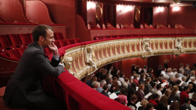 Emmanuel Macron im Opernhaus in Straßburg: Der Übermensch überblickt alles.