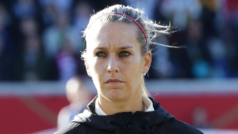 Lena Goeßling ist sauer auf Steffi Jones: "Das ist respektlos mir gegenüber", schimpfte die 97-malige Nationalspielerin über ihre Nicht-Nominierung für das Spiel gegen Frankreich.