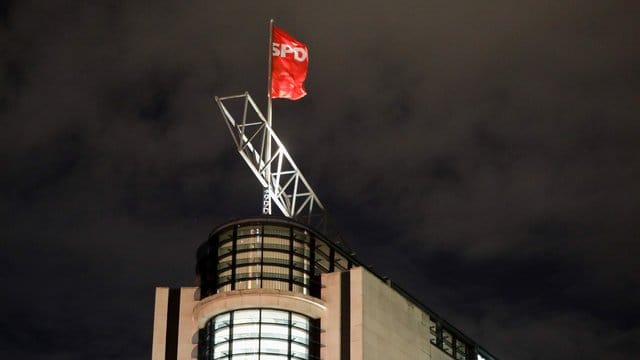 In der SPD mehren sich die Stimmen, notfalls zum dritten Mal seit 2005 ein Bündnis mit CDU und CSU einzugehen. In der SPD mehren sich die Stimmen, notfalls zum dritten Mal seit 2005 ein Bündnis mit CDU und CSU einzugehen.