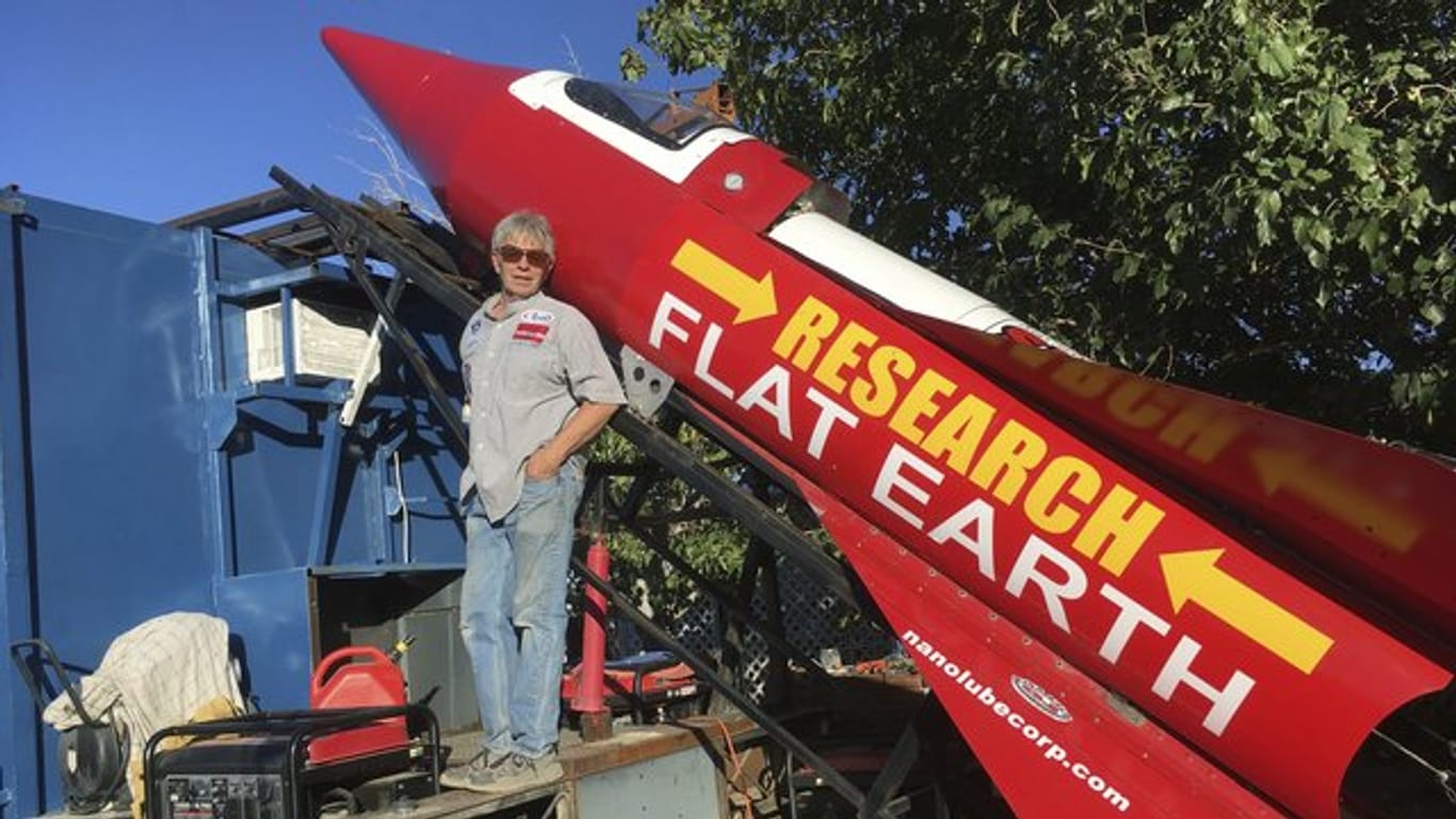 Der Amerikaner Mike Hughes will sich mit seiner selbstgebauten Rakete in die Luft schießen.