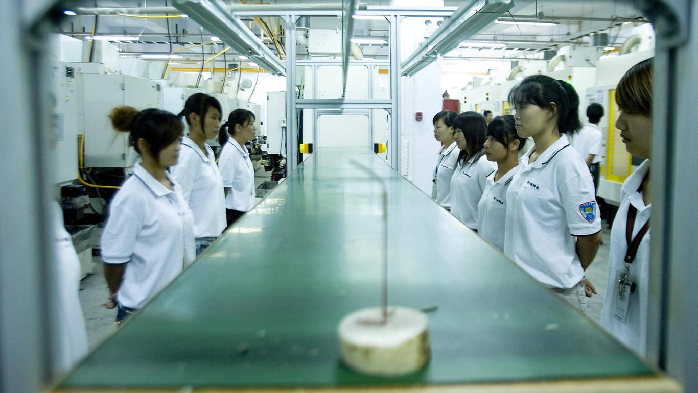 Foxconn-Mitarbeiter im Werk in Zhengzhou bereiten sich auf die Produktion vor.