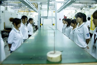 Foxconn-Mitarbeiter im Werk in Zhengzhou bereiten sich auf die Produktion vor.