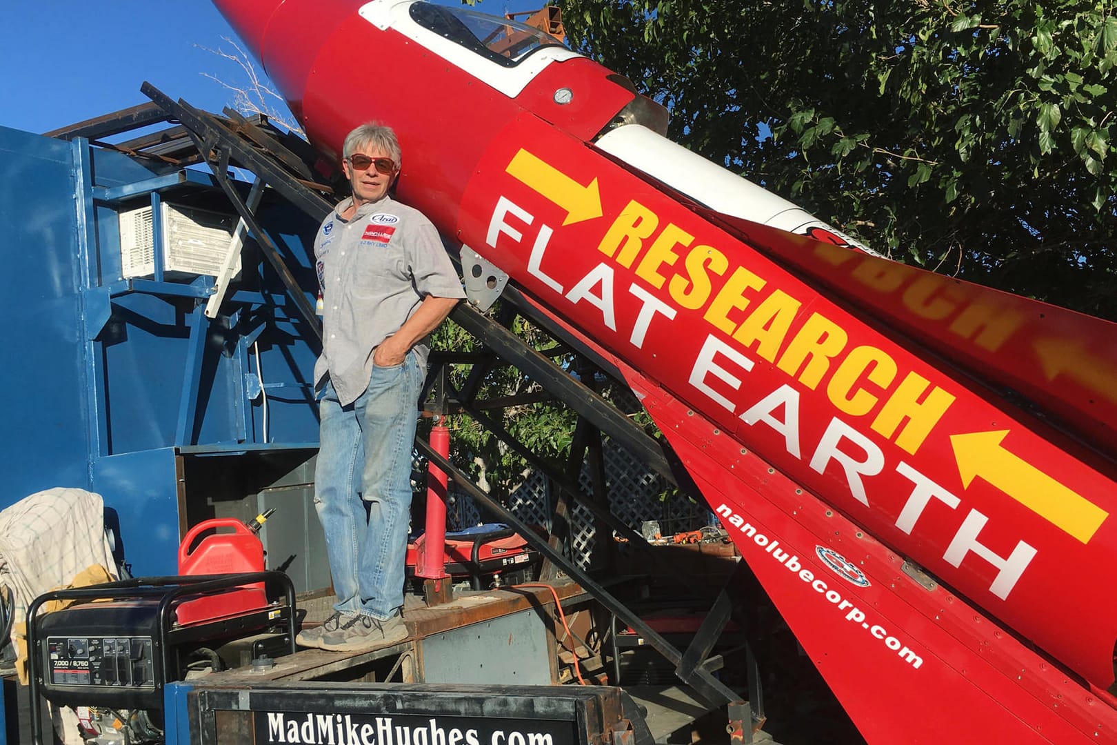 Die Rakete hat der 61-Jährige aus Altteilen zusammengebaut.