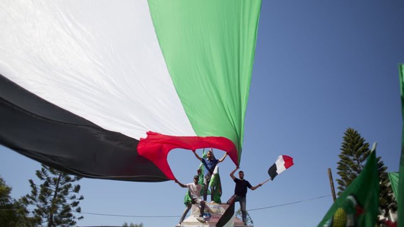 Palästinenser schwenken in Gaza ihre Nationalflagge und feiern die Einigung auf ein Versöhnungsabkommen zwischen Hamas und Fatah.