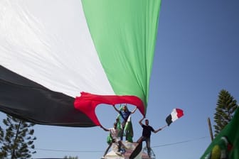 Palästinenser schwenken in Gaza ihre Nationalflagge und feiern die Einigung auf ein Versöhnungsabkommen zwischen Hamas und Fatah.