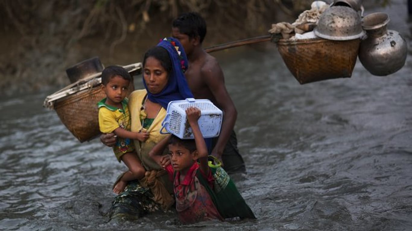 Rohingya-Flüchtlinge durchqueren den Grenzfluss Naf nahe der Stadt Palong Khali in Bangladesch.