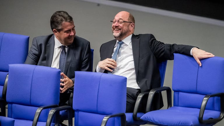 Können noch lachen: SPD-Parteichef Martin Schulz und Außenminister Sigmar Gabriel im Bundestag.